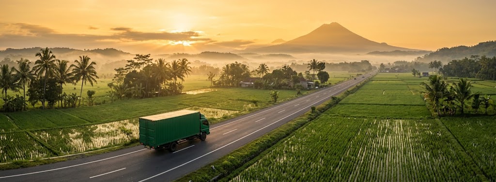 Jasa Kirim Motor Jogja Lewat Truk di Jalan Raya Jasa kirim motor jogja lewat truk kargo di jalan raya antar kota